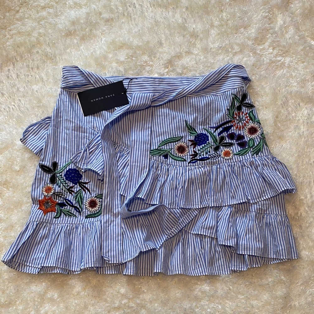 New With tags - never worn!!! Cute floral and ruffled Zara mini skirt.